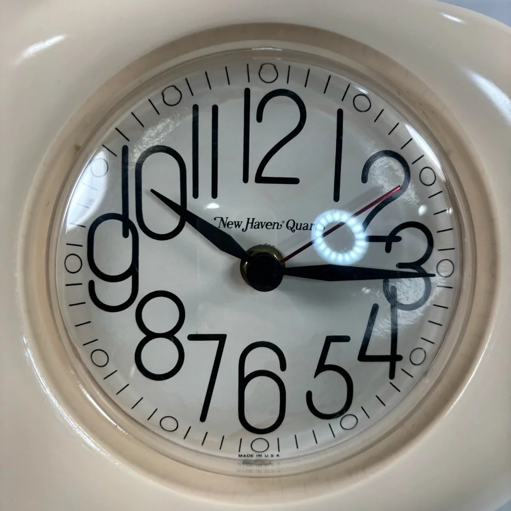 Vintage New Haven Quatrz  Wall Clock Beige Cream Color 14 X‎ 8” Made In USA - Picture 3 of 10